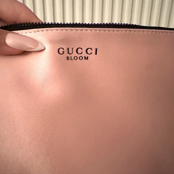 ⚡️ Authentic Gucci Satin/Silk Cosmetic Travel Bag 👛 - Picture 2 of 3